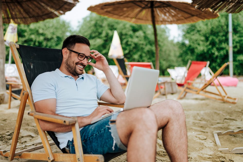 Cómo mantener tu empresa operativa en agosto sin renunciar a tus vacaciones: El rol de la secretaría virtual para la gestión de llamadas y paquetería de pymes